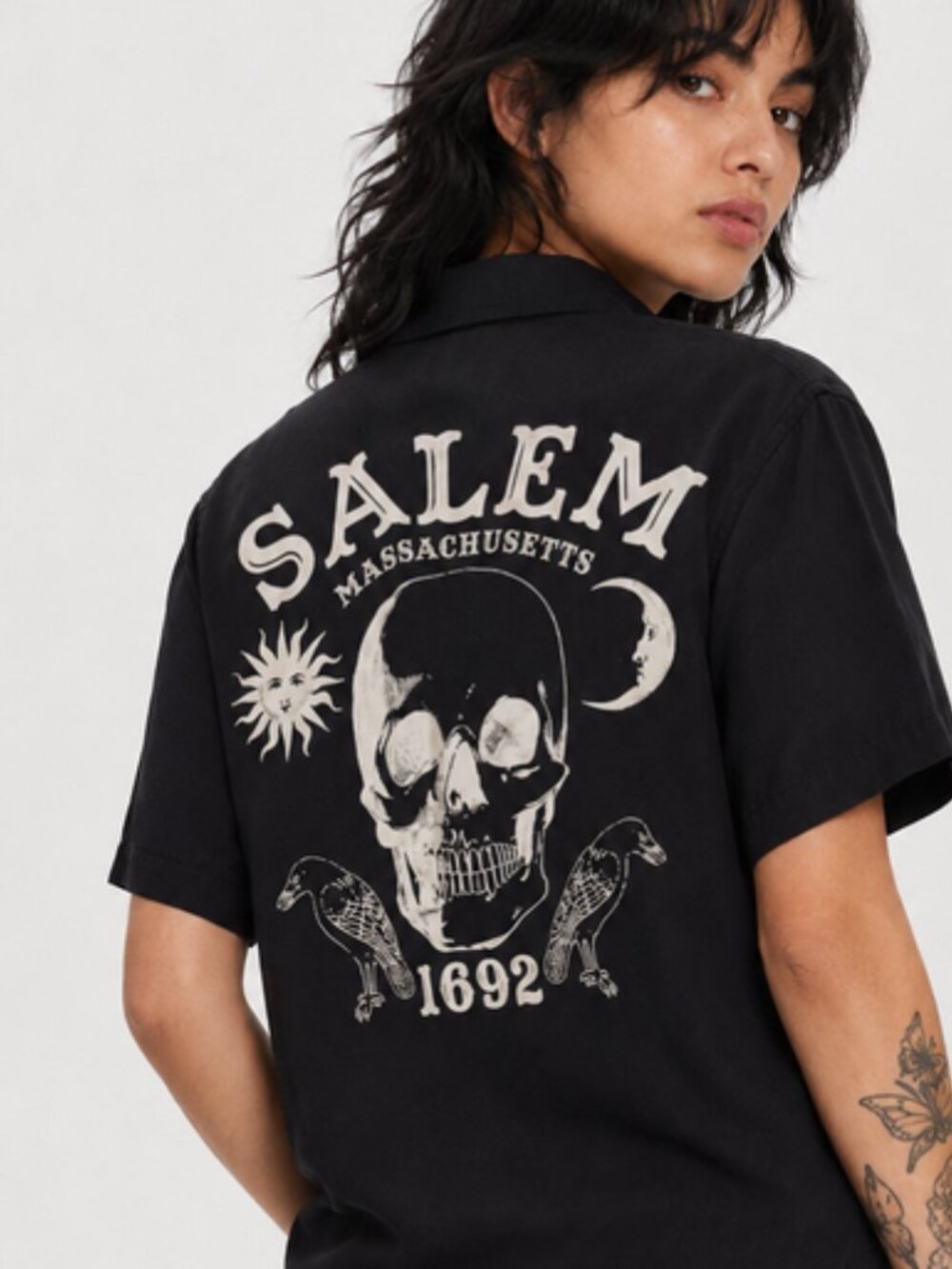 Hot Topic Salem Massachusetts 1692 Skull Button-Up Shirt Unisex Medium